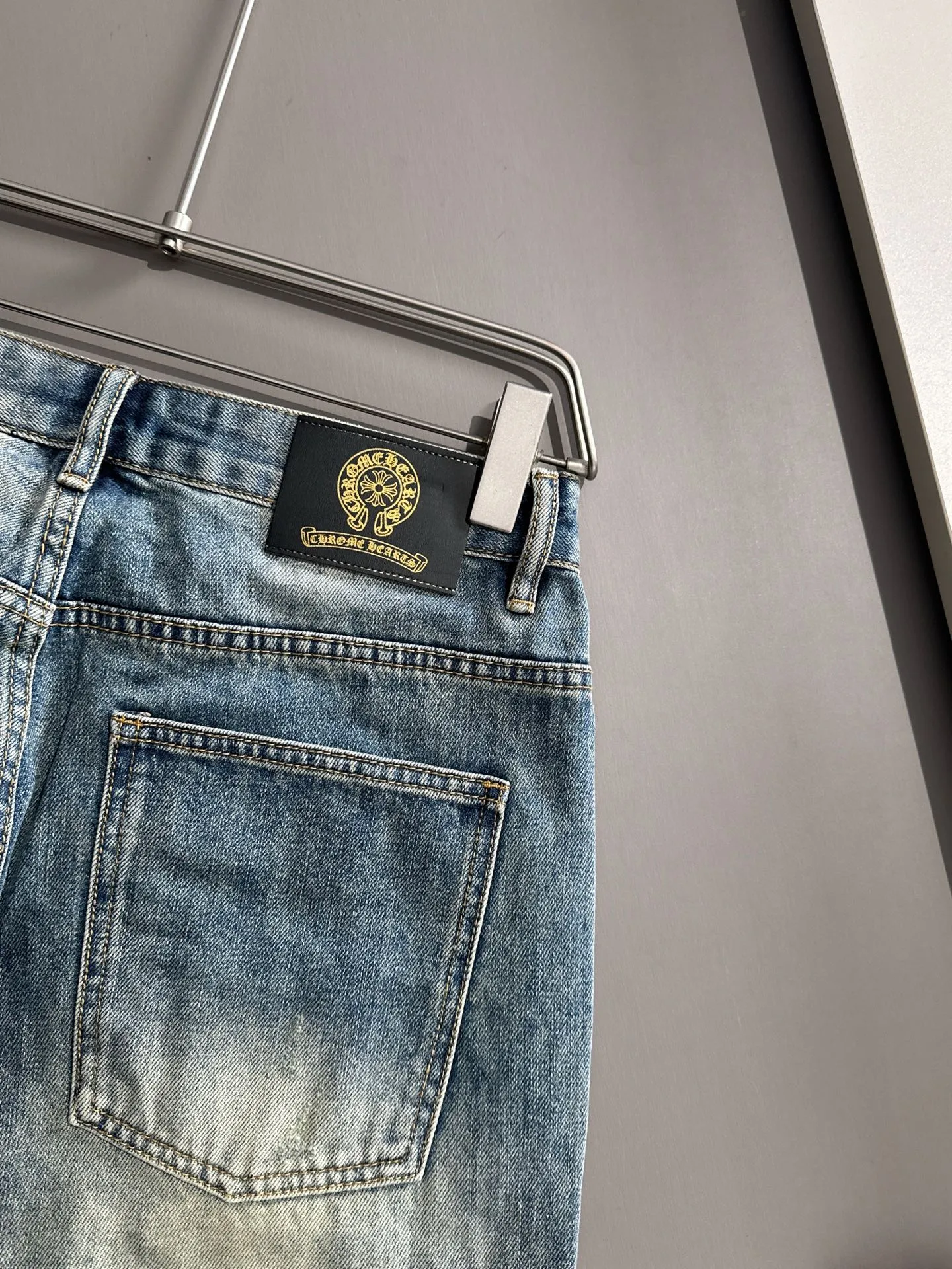 🅿️320 Croxin 2025 summer new jeans denim shorts are woven from imported Japanese Denim plain cotton denim fabrics. They are complete with three standards. The top stonewashing process makes the texture reach the old taste of the 1980s. It is soft, delicate, comfortable and breathable. The color has a modern and fashionable vicissitudes. The upper body is versatile and fashionable! Light luxury, a must-have item for daily commuting! Code number: 28-40 (please state your height and weight when placing an order)